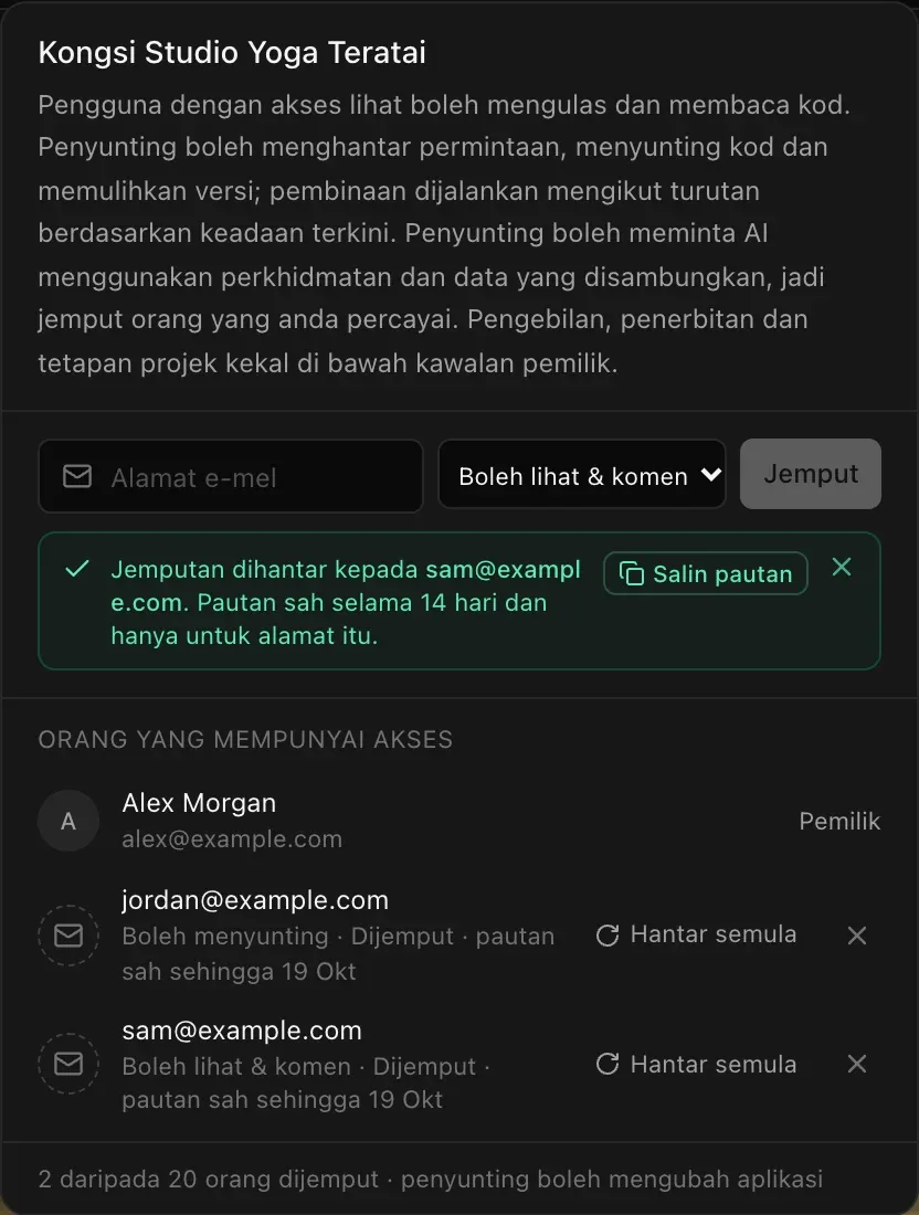 Selepas menjemput: nota hijau Jemputan dihantar kepada sam@example.com, pautan sah selama 14 hari dan hanya untuk alamat itu, dengan butang Salin pautan. Senarai orang yang mempunyai akses menunjukkan jordan@example.com, Boleh menyunting, Dijemput, dan sam@example.com, Boleh lihat & komen, Dijemput, masing-masing dengan Hantar semula dan butang tarik balik