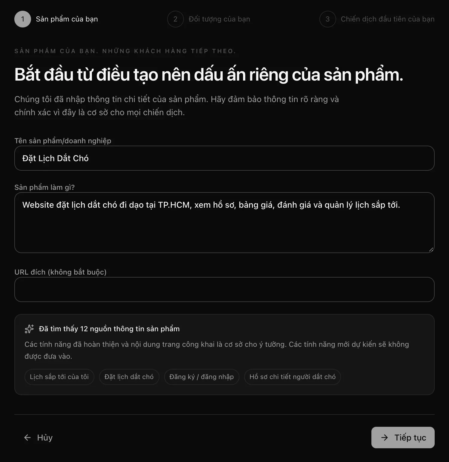 Bước Sản phẩm của bạn: tên sản phẩm, sản phẩm làm gì, URL đích, và dòng đã tìm thấy 12 nguồn thông tin sản phẩm, kèm các thẻ tính năng như Lịch sắp tới của tôi và Đặt lịch dắt chó