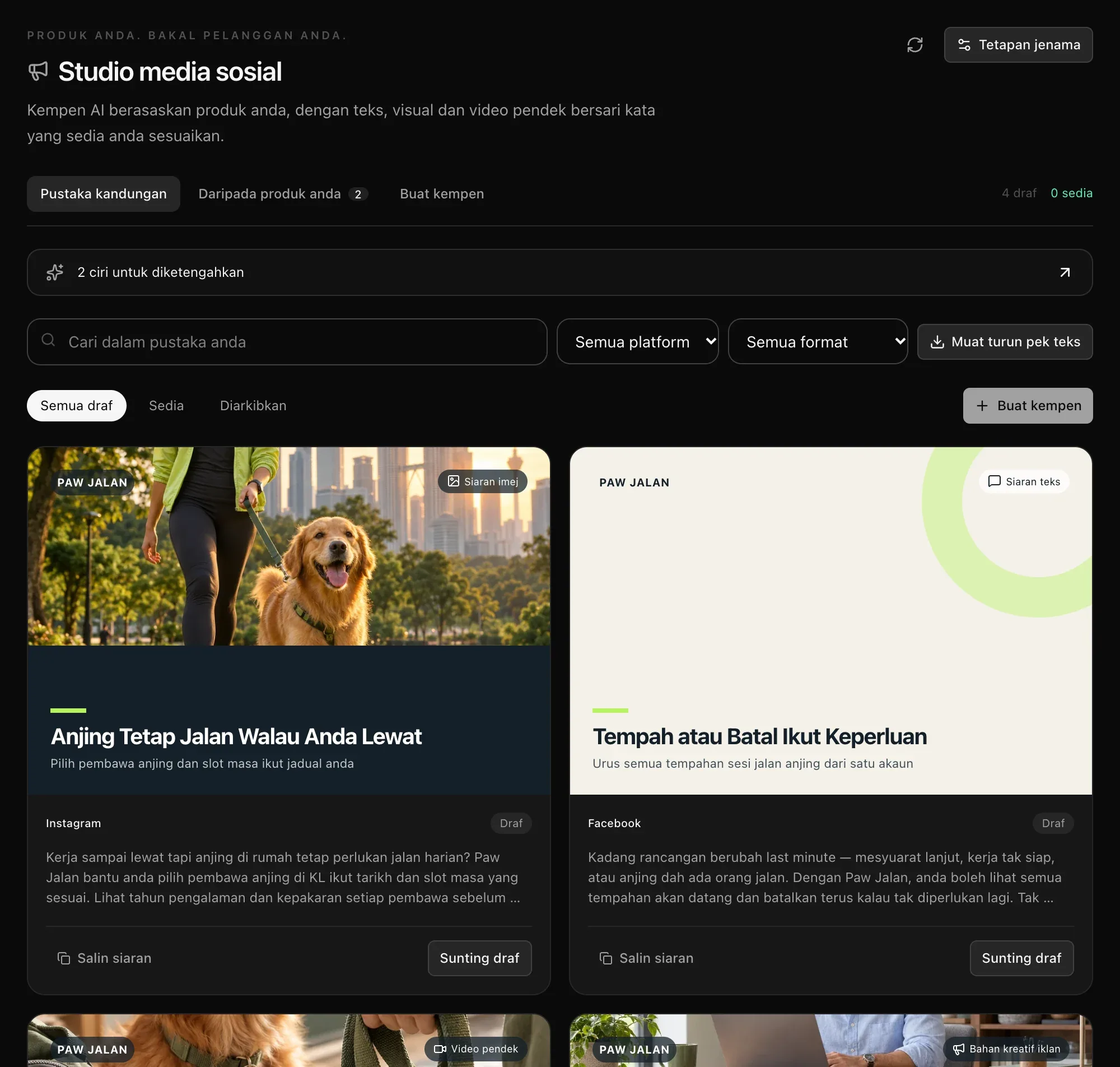 Pustaka kandungan dengan siaran imej untuk Instagram, Anjing Tetap Jalan Walau Anda Lewat, dan siaran teks untuk Facebook, Tempah atau Batal Ikut Keperluan, masing-masing dengan teks siarannya, serta carian, penapis platform dan format, dan Muat turun pek teks