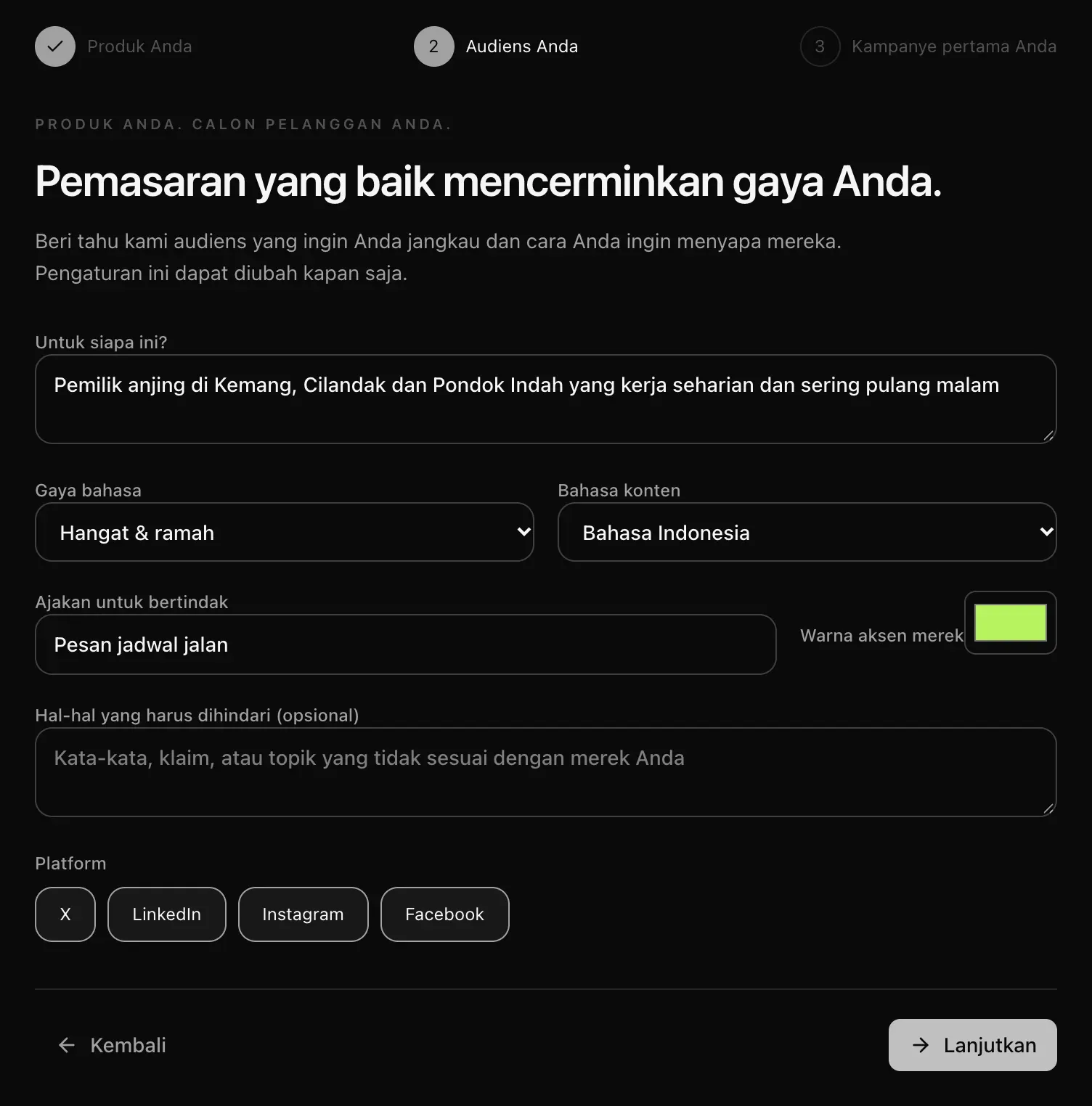 Langkah Audiens Anda: untuk siapa produk ini, gaya bahasa Hangat & ramah, Bahasa Indonesia, ajakan untuk bertindak Pesan jadwal jalan, warna aksen merek, hal-hal yang harus dihindari, dan empat platform