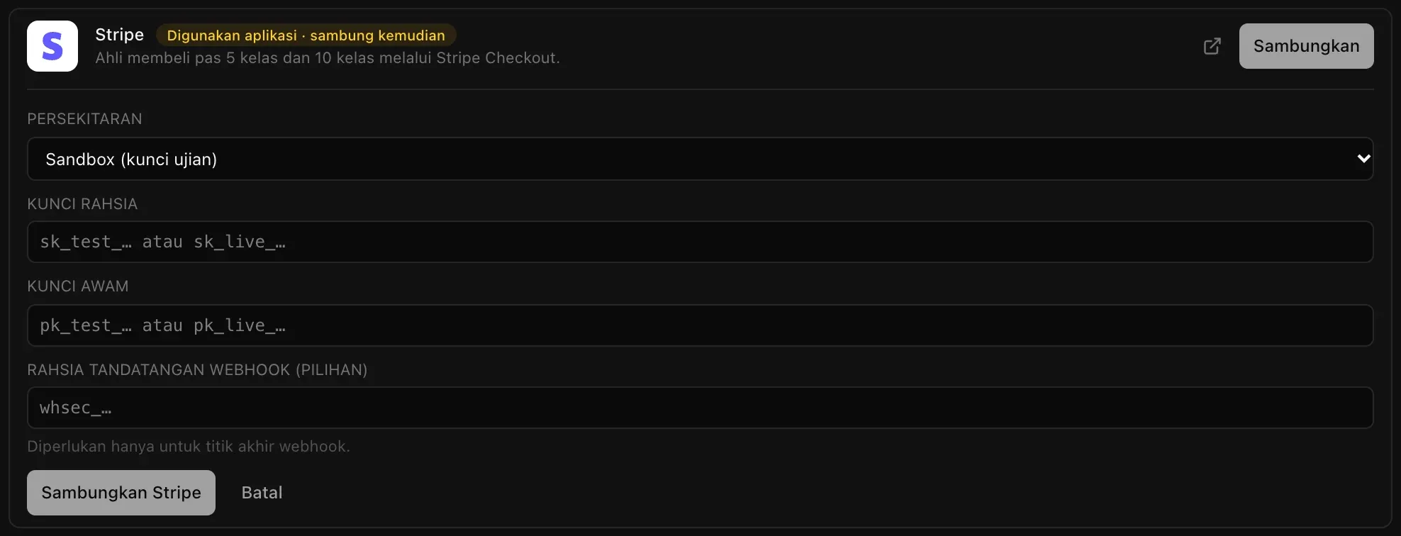 Penyambung Stripe dibuka dalam Backend, Cloud, bertanda Digunakan aplikasi · sambung kemudian: pilihan Persekitaran ditetapkan kepada Sandbox (kunci ujian), medan Kunci rahsia, Kunci awam dan Rahsia tandatangan webhook yang pilihan, serta butang Sambungkan Stripe dan Batal