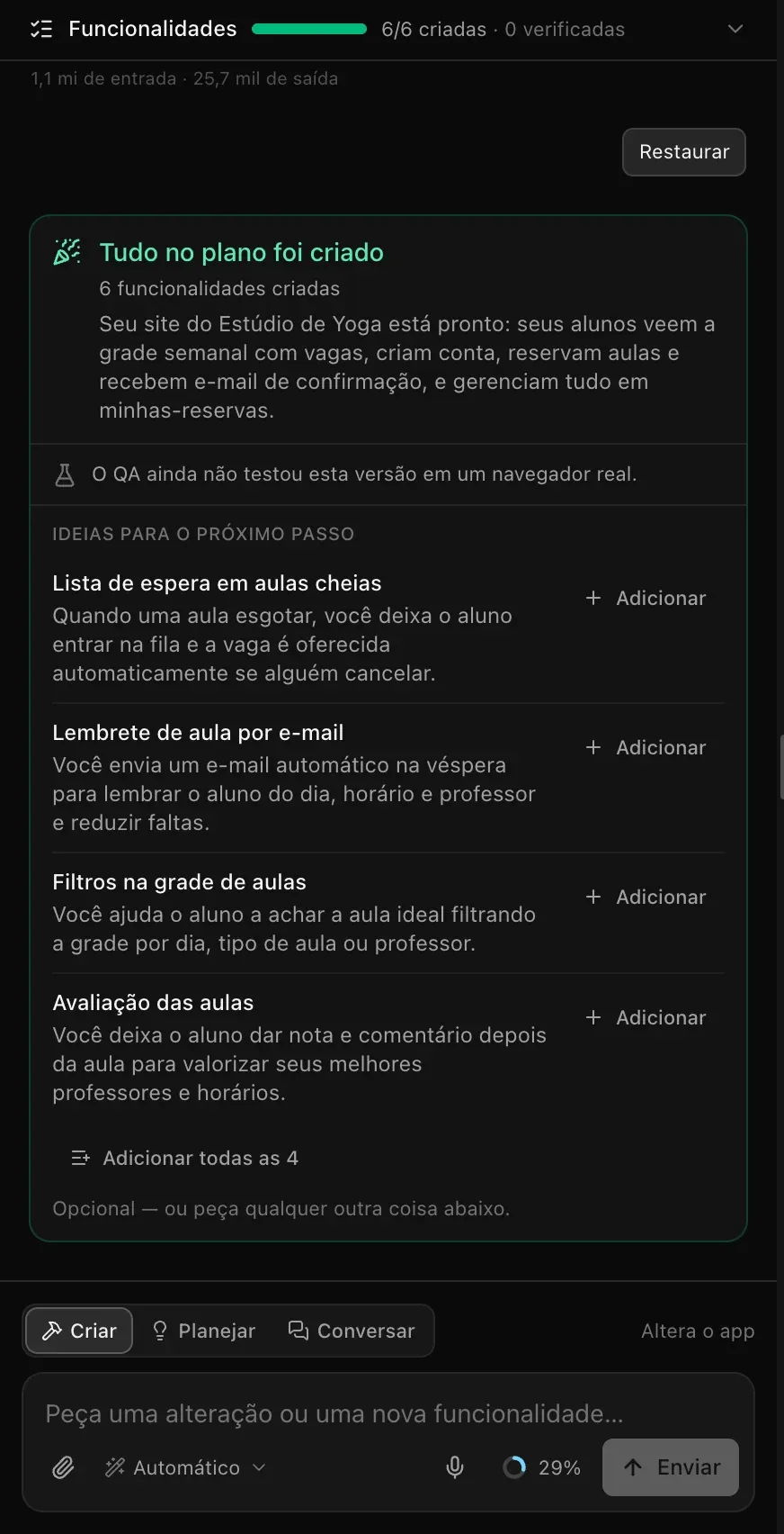 O painel do chat: a barra Funcionalidades mostrando 6/6 criadas, o botão Restaurar, Tudo no plano foi criado com um resumo, Ideias para o próximo passo com quatro ideias e botões Adicionar, e a caixa de texto com a troca entre Criar, Planejar e Conversar