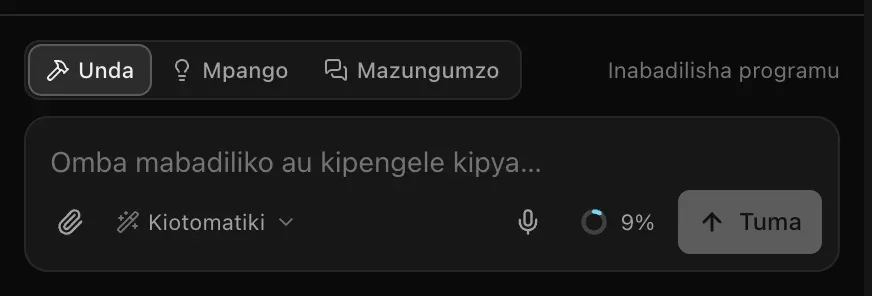 Kisanduku cha ombi: swichi ya Unda, Mpango na Mazungumzo yenye kidokezo Inabadilisha programu, sehemu ya maandishi inayosema Omba mabadiliko au kipengele kipya…, kibanio cha karatasi, kichagua modeli kikiwa Kiotomatiki, maikrofoni, pete ya matumizi na kitufe cha Tuma