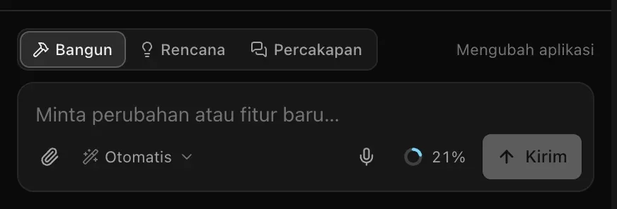 Kotak prompt: pengalih Bangun, Rencana, dan Percakapan dengan petunjuk Mengubah aplikasi, kotak teks bertuliskan Minta perubahan atau fitur baru…, ikon klip kertas, pemilih model yang diatur ke Otomatis, mikrofon, lingkaran penggunaan, dan tombol Kirim