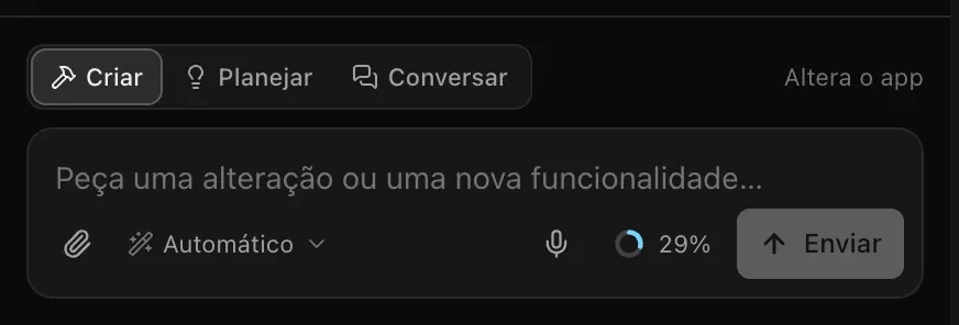 A caixa de texto: a troca entre Criar, Planejar e Conversar com a dica Altera o app, um campo com o texto Peça uma alteração ou uma nova funcionalidade…, um clipe, o seletor de modelo em Automático, o microfone, um anel de uso em 29% e o botão Enviar