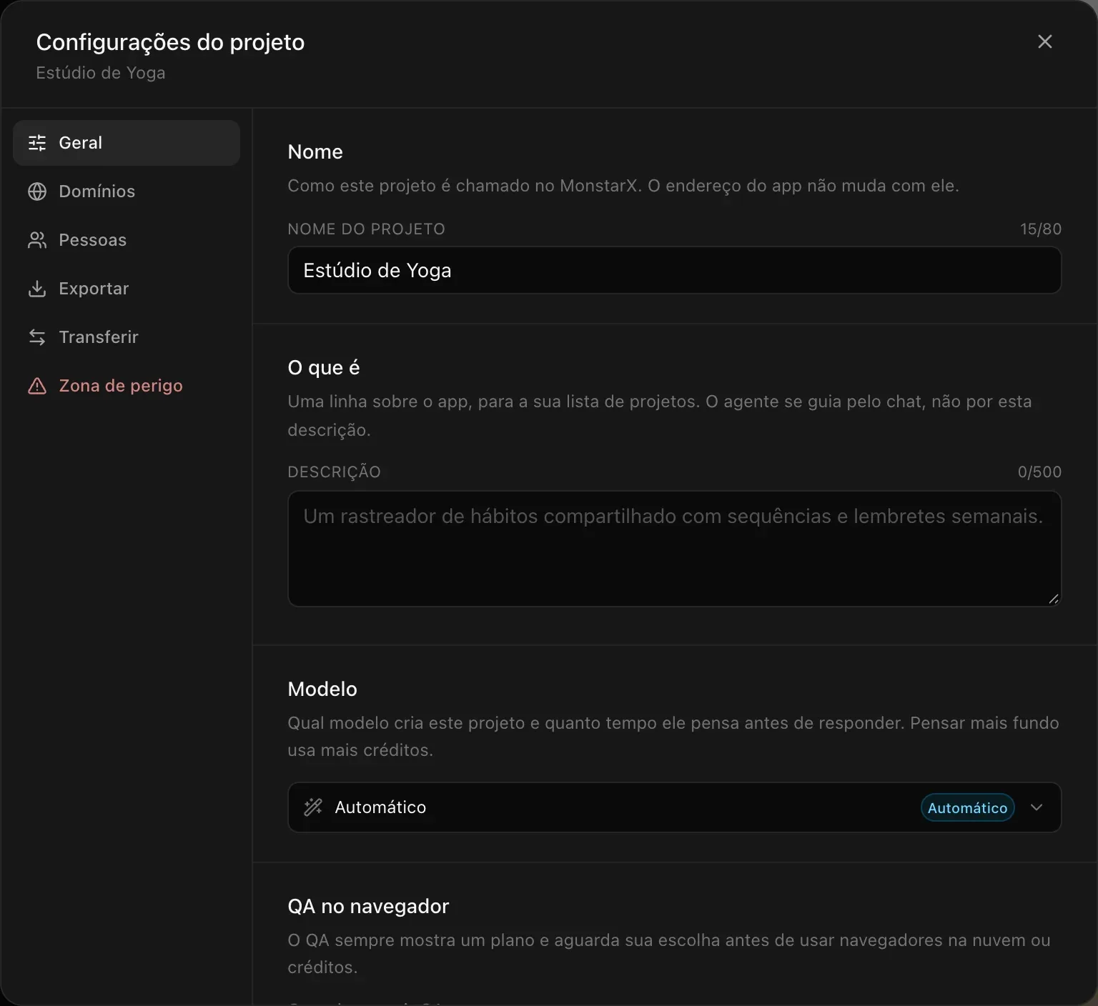 As configurações do projeto na seção Geral: o nome e a descrição do projeto, o modelo em Automático e as opções de QA no navegador, com as seções Geral, Domínios, Pessoas, Exportar, Transferir e Zona de perigo à esquerda
