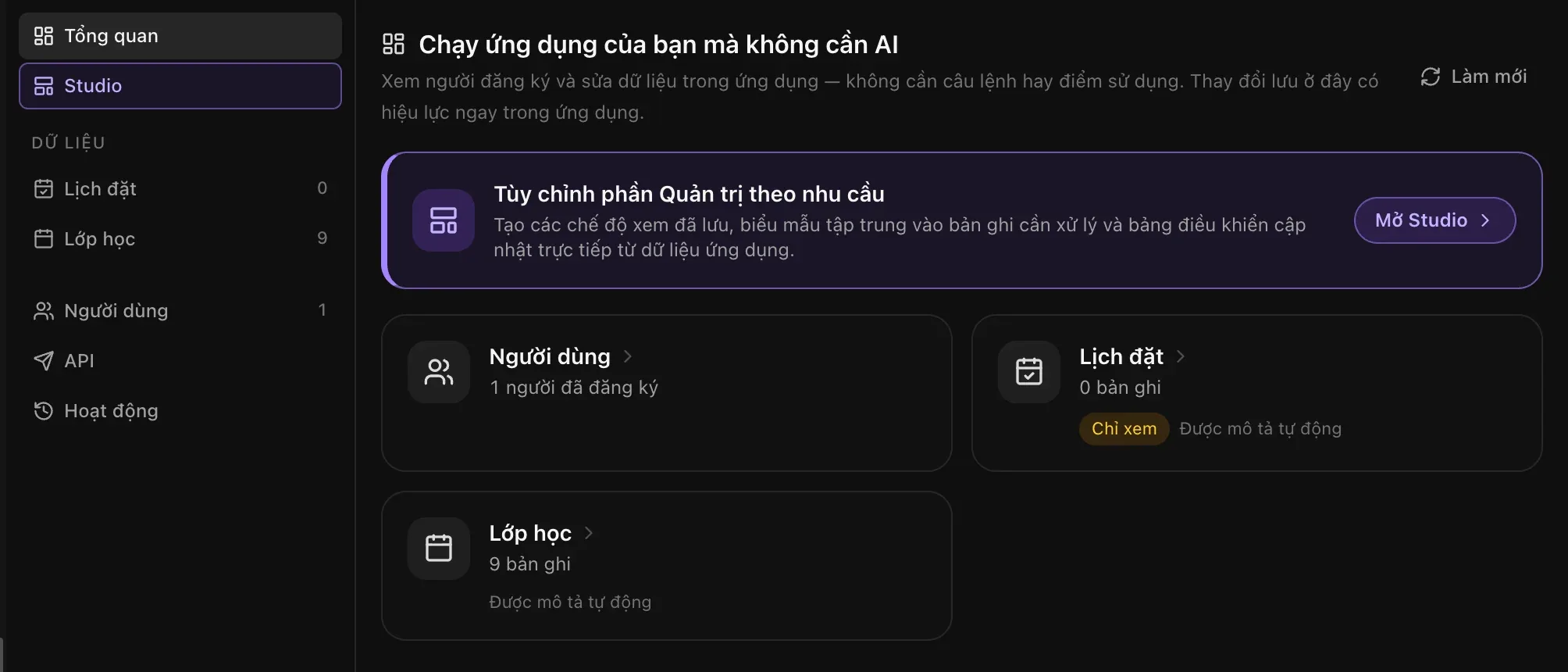 Tab Quản trị: Tổng quan, Studio, các bảng dữ liệu Lịch đặt và Lớp học, Người dùng, API và Hoạt động, kèm một thẻ để tùy biến Quản trị theo ý bạn và số lượng người dùng, lượt đặt chỗ và lớp học
