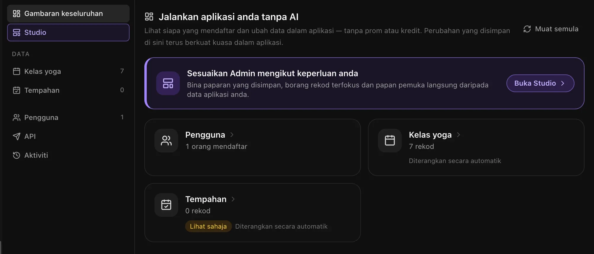 Tab Admin: Gambaran keseluruhan, Studio, jadual data Kelas yoga (7) dan Tempahan (0), Pengguna (1), API dan Aktiviti, dengan tajuk Jalankan aplikasi anda tanpa AI, kad Sesuaikan Admin mengikut keperluan anda dengan butang Buka Studio, serta kad 1 orang mendaftar, 7 rekod kelas yoga dan 0 rekod tempahan