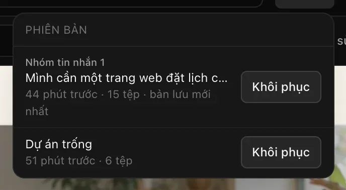 Menu Phiên bản với hai phiên bản, mỗi phiên bản có nút Khôi phục: ở trên là Nhóm tin nhắn 1, mang tên yêu cầu tạo trang web đặt lịch cho studio yoga, 44 phút trước, 15 tệp, bản lưu mới nhất; bên dưới là Dự án trống, 51 phút trước, 6 tệp