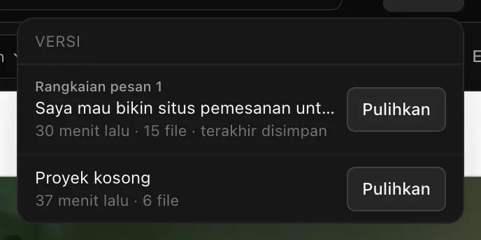 Menu Versi berisi dua versi, masing-masing dengan tombol Pulihkan: di atas, Rangkaian pesan 1 yang bernama sesuai permintaan situs pemesanan studio yoga, 30 menit lalu, 15 file, terakhir disimpan; di bawahnya, Proyek kosong, 37 menit lalu, 6 file