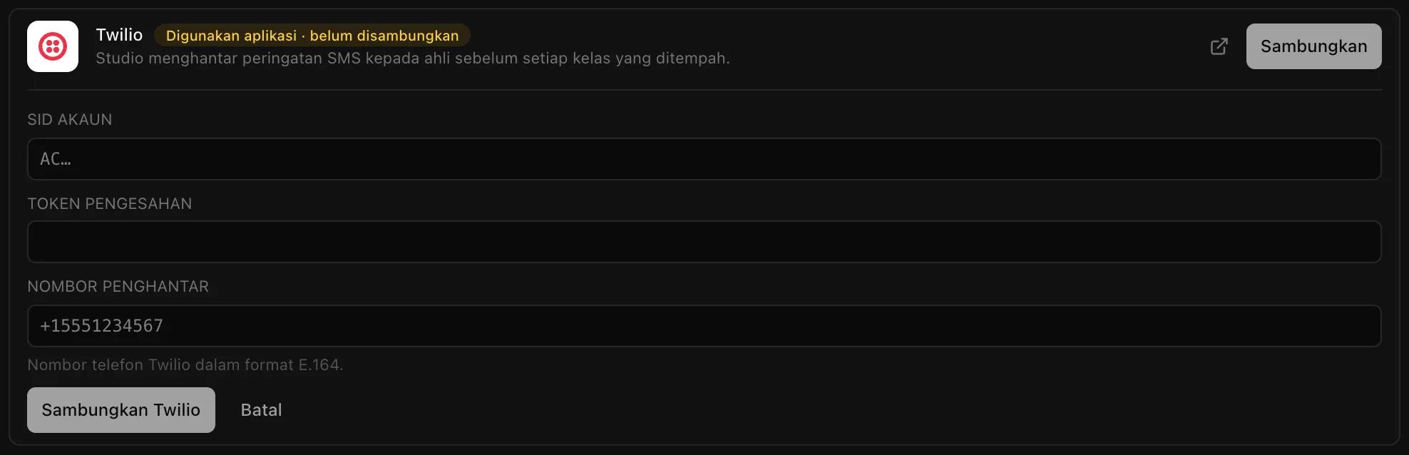 Penyambung Twilio dibuka dalam Backend, Cloud, bertanda Digunakan aplikasi · belum disambungkan: medan SID akaun, Token pengesahan dan Nombor penghantar, dengan petunjuk Nombor telefon Twilio dalam format E.164