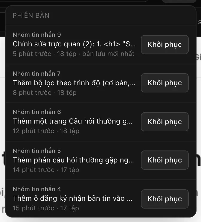 Menu Phiên bản, mới nhất ở trên: Chỉnh sửa trực quan (2) có ghi bản lưu mới nhất, rồi các yêu cầu thêm bộ lọc theo trình độ, thêm trang Câu hỏi thường gặp, thêm phần câu hỏi thường gặp ngắn và thêm ô đăng ký nhận bản tin, mỗi phiên bản có thời gian, số tệp và nút Khôi phục