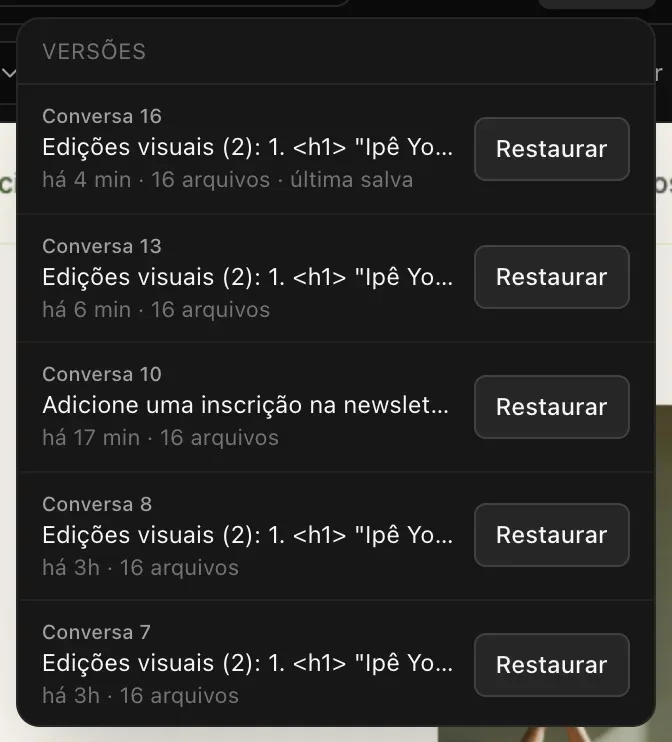 O menu Versões, da mais nova para a mais antiga: Conversa 16, Edições visuais (2), marcada como última salva; Conversa 13, Edições visuais (2); Conversa 10, Adicione uma inscrição na newsletter ao rodapé; e as Conversas 8 e 7, também Edições visuais (2); cada uma com há quanto tempo foi salva, o número de arquivos e um botão Restaurar