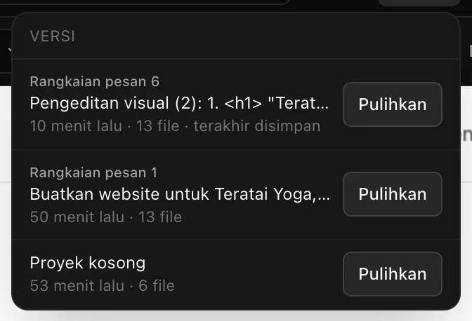 Menu Versi dengan tiga versi, yang terbaru di atas: Pengeditan visual (2) bertanda terakhir disimpan, permintaan pertama untuk website Teratai Yoga, dan Proyek kosong, masing-masing dengan waktu, jumlah file, dan tombol Pulihkan
