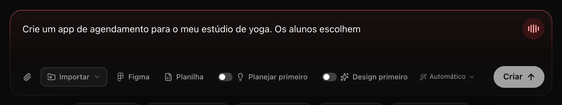 A caixa de texto com Crie um app de agendamento para o meu estúdio de yoga. Os alunos escolhem escrito nela, a borda vermelha e o botão do microfone vermelho com barras de volume no canto