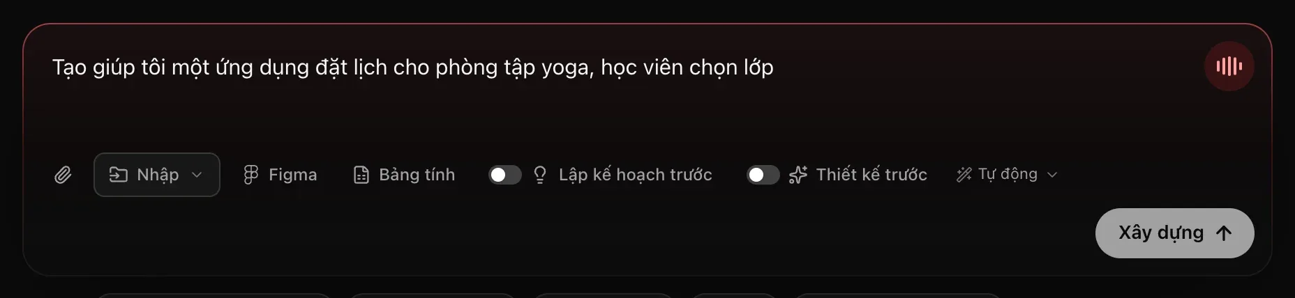 Ô nhập câu lệnh có một câu đang đọc dở về ứng dụng đặt lịch cho studio yoga, viền đỏ và nút micrô màu đỏ với các vạch âm lượng ở góc