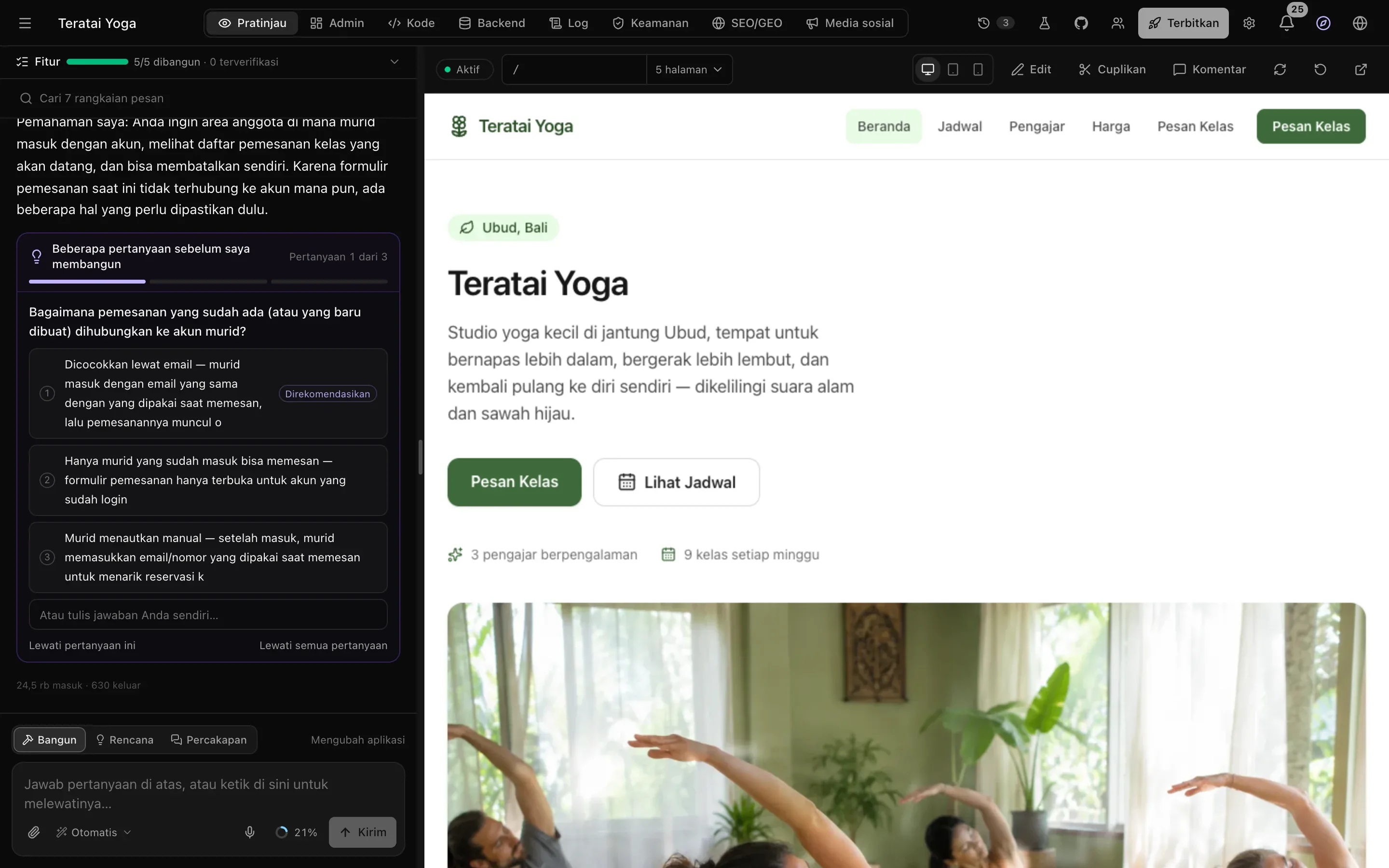 Ruang kerja Teratai Yoga: percakapan dengan pertanyaan mode Rencana (Pertanyaan 1 dari 3, dengan Lewati pertanyaan ini dan Lewati semua pertanyaan) di sebelah kiri, pratinjau langsung halaman beranda di sebelah kanan, serta tab dan tombol proyek di bagian atas