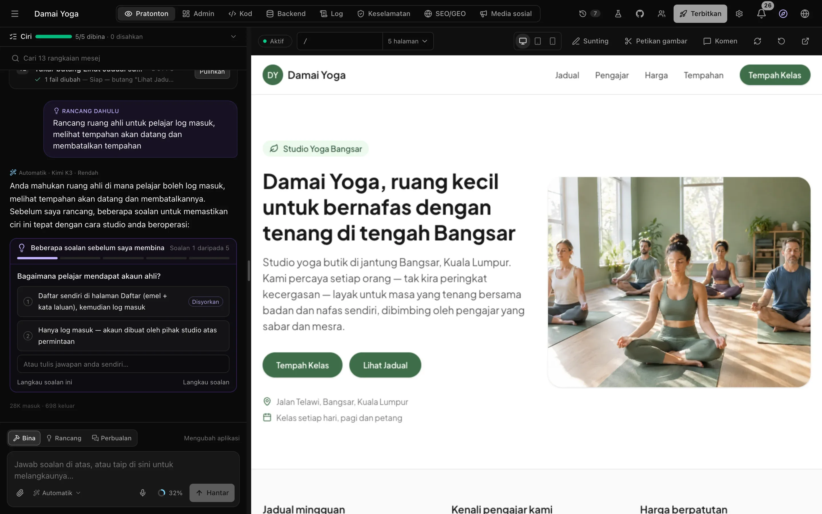 Ruang kerja untuk laman Damai Yoga: perbualan dengan soalan mod Rancang di sebelah kiri, pratonton langsung halaman utama di sebelah kanan, dan tab serta butang projek di bahagian atas